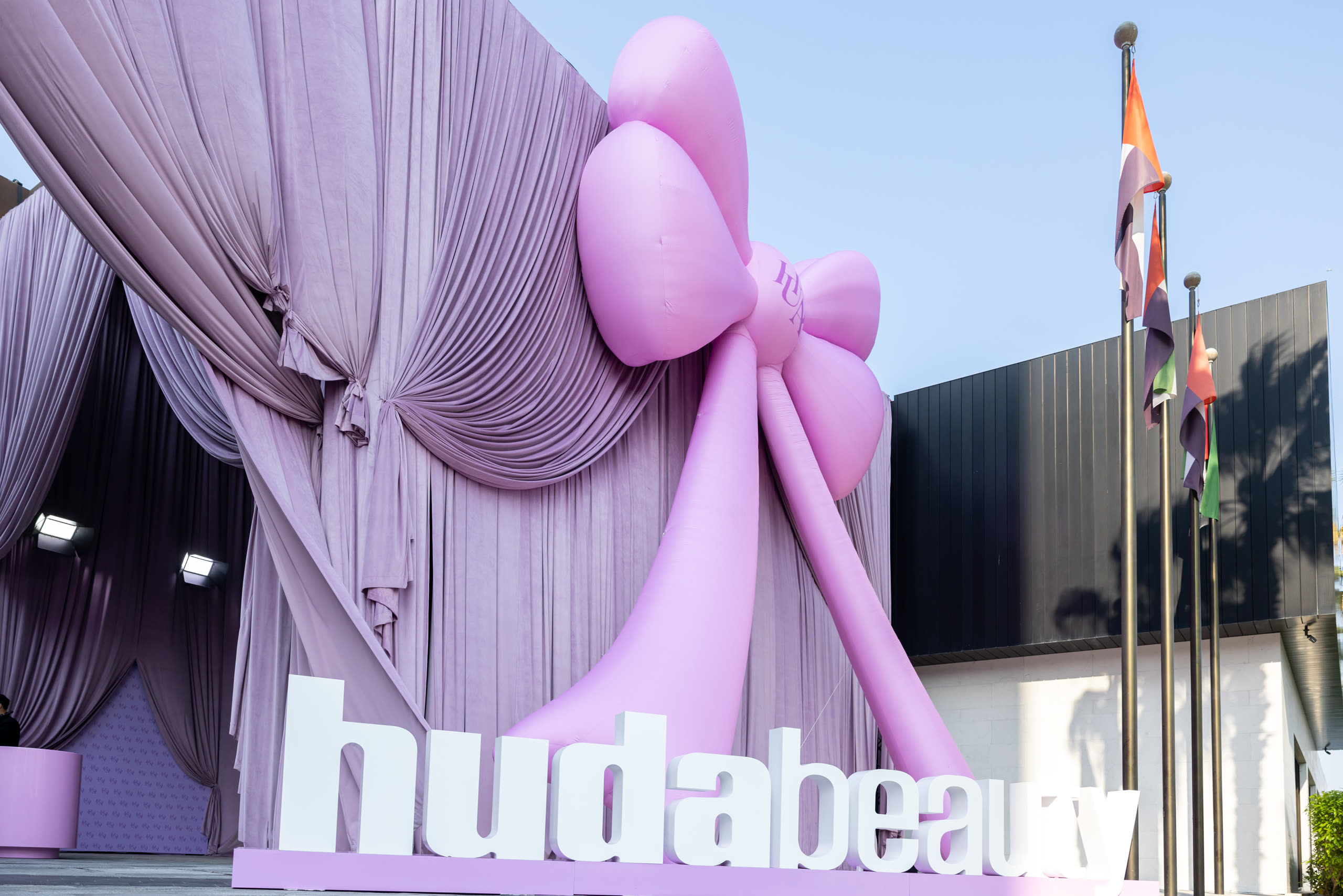 Huda Beauty — Inflatable Bow